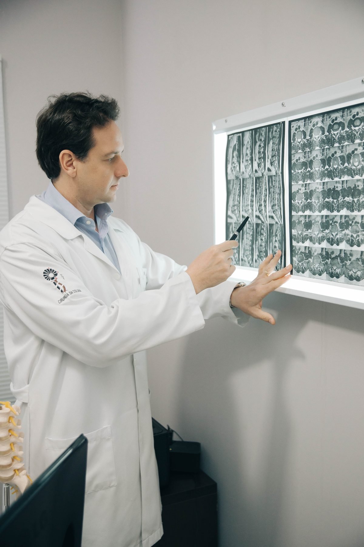 Dr. Lucas analisando exames da coluna