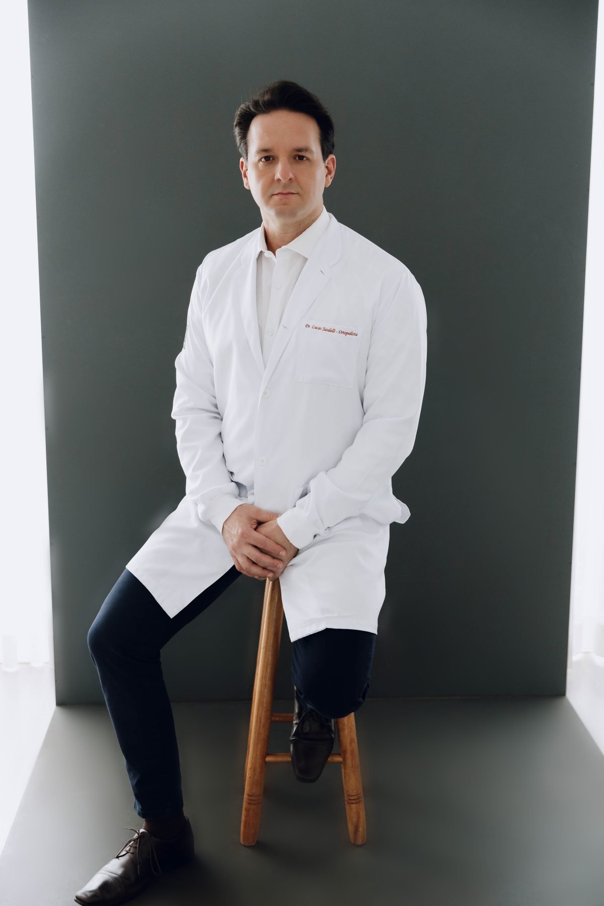 Dr. Lucas Sasdelli de jaleco