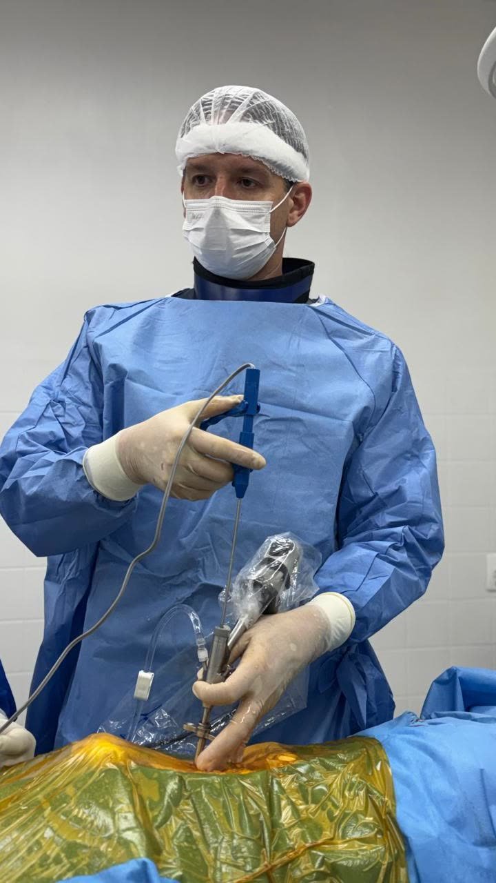 Dr. Lucas Sasdelli em cirurgia endoscópica da coluna, com cânula e câmera